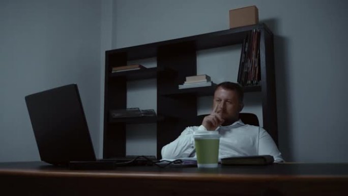 办公室里的大胡子商人在电脑上挑着鼻子冲向纳尔斯，男性无聊而悲伤，慢动作