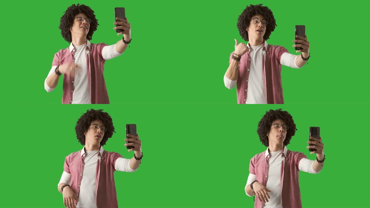 男子使用手机进行绿底视频通话