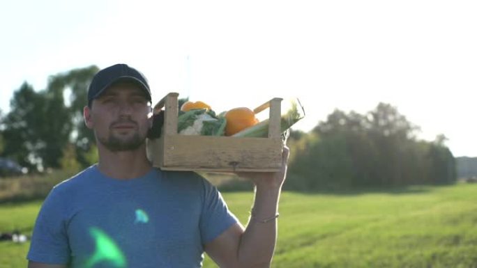 农民拿着一盒有机蔬菜