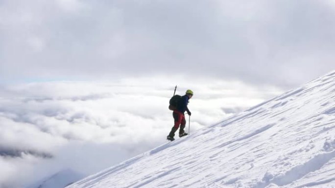 老年登山者正在冬季爬山