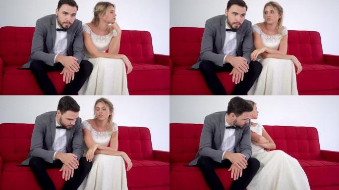夫妻，女人和男人坐在红色的沙发上，女人对男人生气。