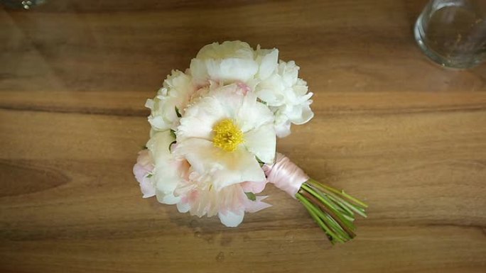 一束白花绑在木桌上
