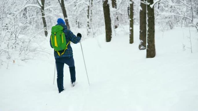 年轻人旅行者独自走过雪山。