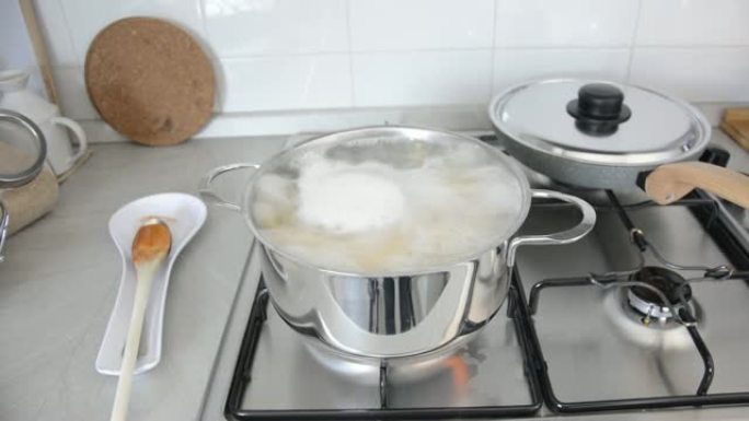 在钢制平底锅里煮沸水，煮意大利面。