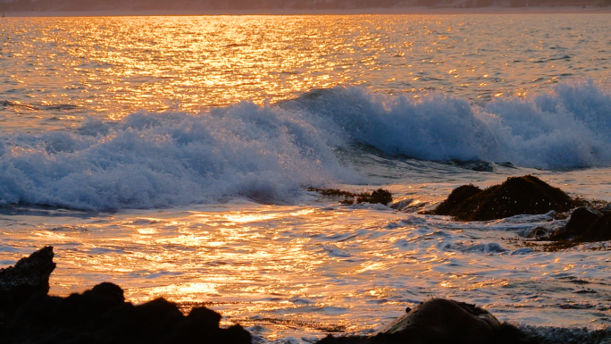 日出大海海浪拍打礁石波光粼粼海水