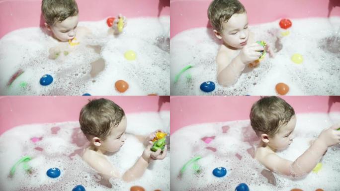 男孩在浴缸里玩耍