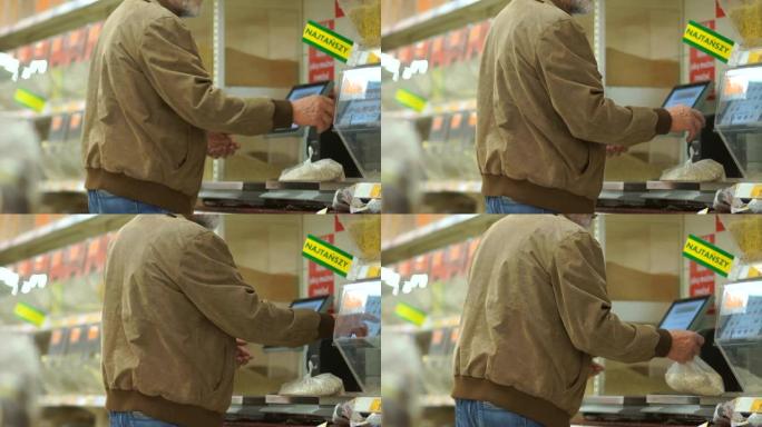 一位老人在一家超市的杂货部门购买谷物。养老金领取者滚动购物车并将产品放在那里