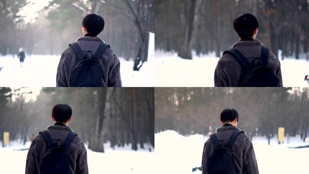 云台跟随枪击 -- 年轻的日本男子在寒冷的冬日在公园散步