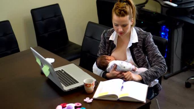 母亲在办公室工作和母乳喂养婴儿