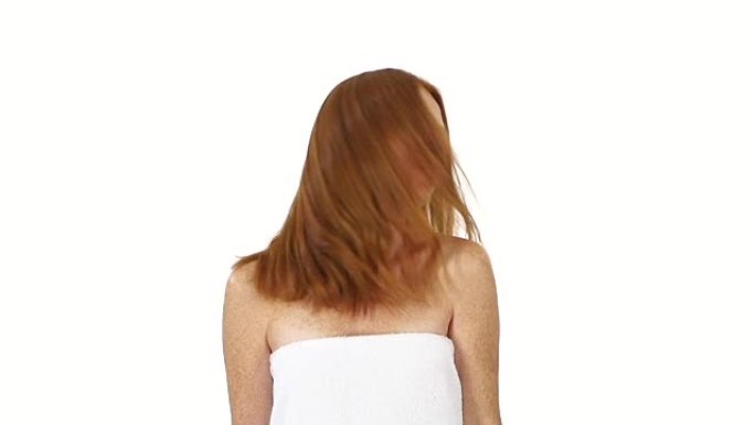 穿着毛巾的可爱红发女人。头发波。慢动作，特写，浴室