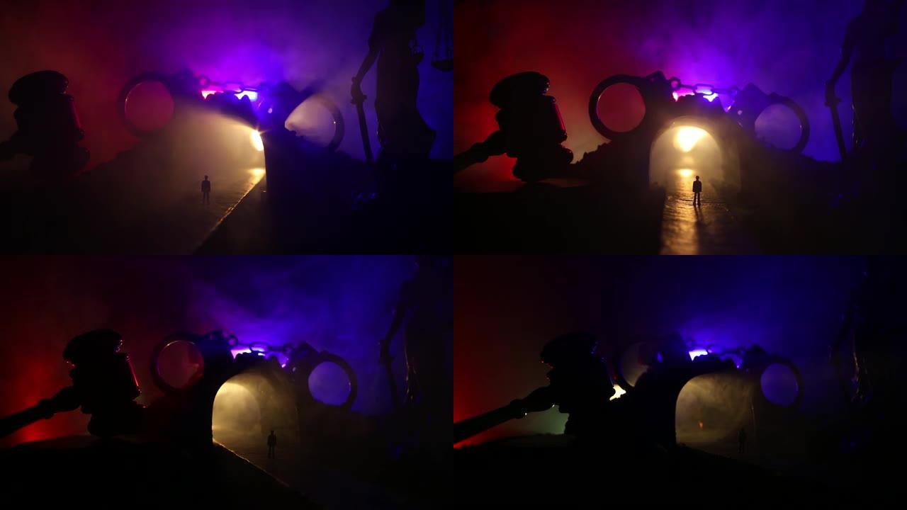 法律、法律或犯罪概念。一个人独自站在路中央，在一个雾蒙蒙的夜晚。带有手铐、正义雕像和正义锤的艺术品装