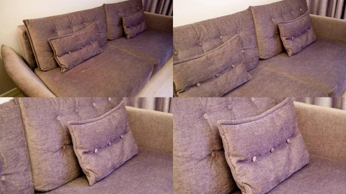 沙发沙发上的紫色小枕头