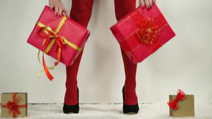 穿高跟鞋的女人把圣诞礼品盒4K