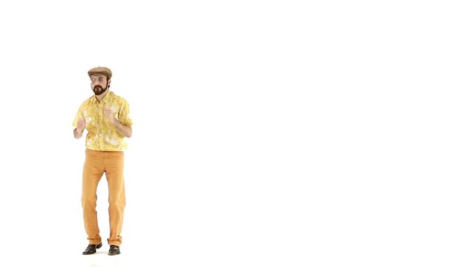 年轻的70多岁的大胡子男人穿衣帽和黄色花卉橙色复古衬衫跳舞和退出103 bpm音乐轨道-孤立的白色高