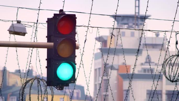 晚上城市背景上交通灯颜色从绿色变为红色的特写镜头。