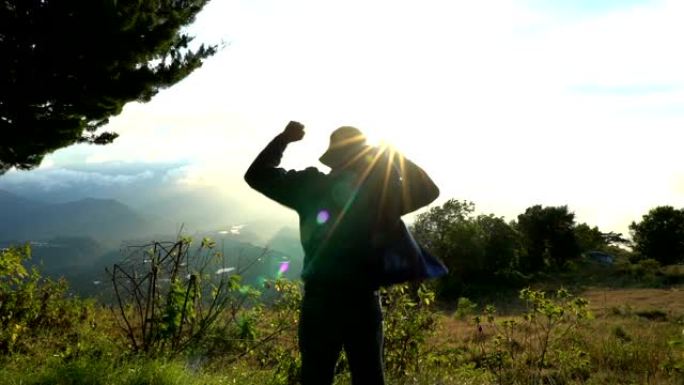 到达顶端。男人快乐地跳着，在日出时在美丽的山地兰西角举手。感觉很好。克服挑战。概念旅游全球地方。