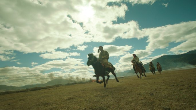 少数民族藏族战争男子骑马烟火