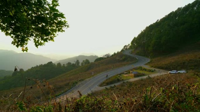 日落与层山和路