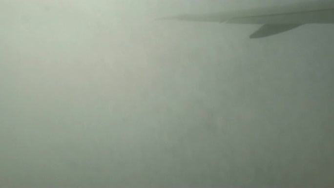 飞机进入云层。