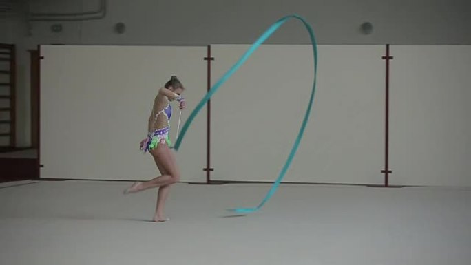 艺术体操: 用丝带训练体操的女孩
