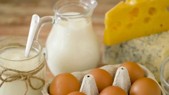 鸡蛋，牛奶，酸奶油和奶酪