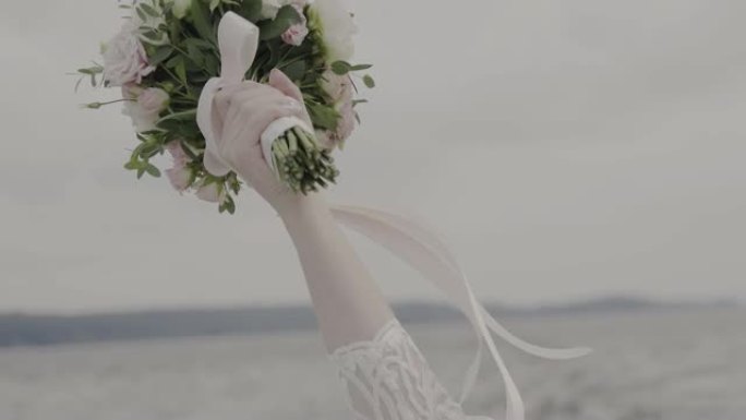 蕾丝礼服新娘手持美丽的白色婚礼花束