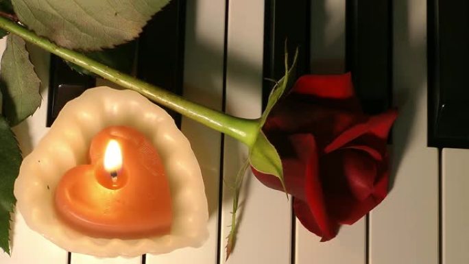 琴键上的Tose和蜡烛