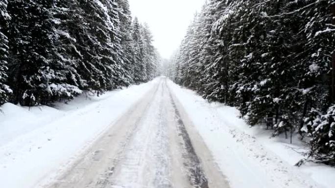 冬季道路被雪覆盖，航拍镜头