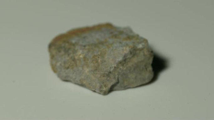 旋转白色背景下的dacite矿物样品