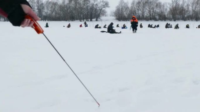 钓鱼节的冬季钓鱼。2019年3月2日。俄罗斯巴什科尔托斯坦共和国奇什明斯基区乌德里亚克