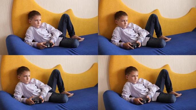 玩微软Xbox 360的小孩