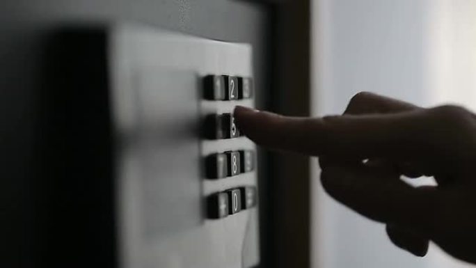 女性双手锁定组合安全在酒店房间