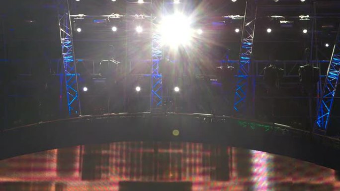 音乐演唱会期间舞台上闪烁的灯光