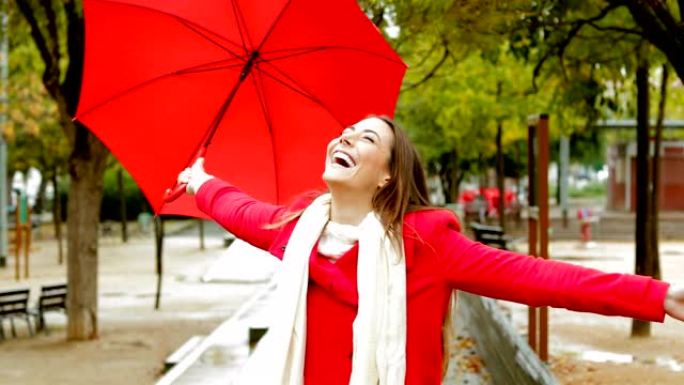 幸福的女人在雨中享受