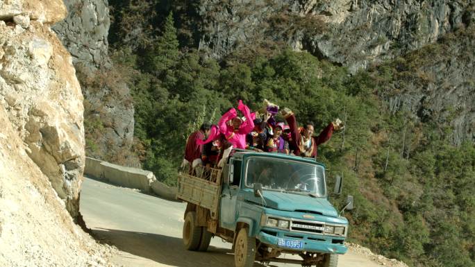 藏族男女在车上欢呼