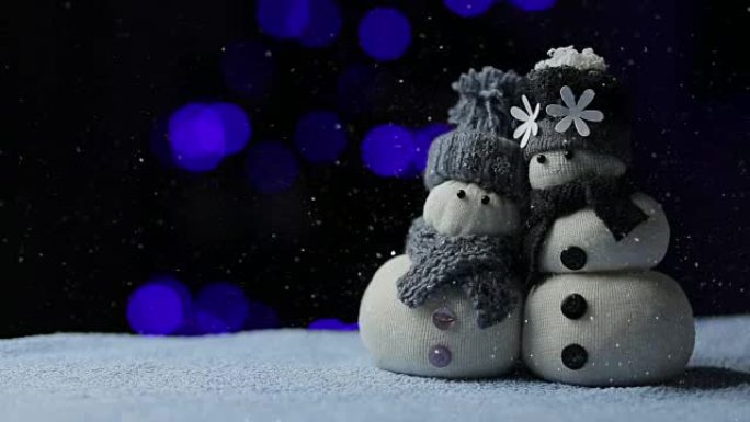 雪夜中的雪人夫妇