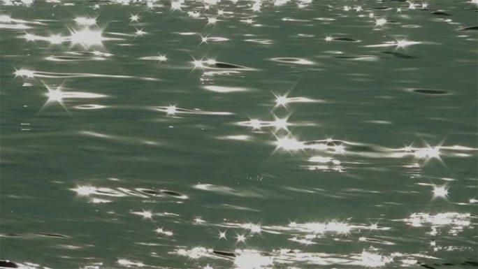 水反射上的海火花