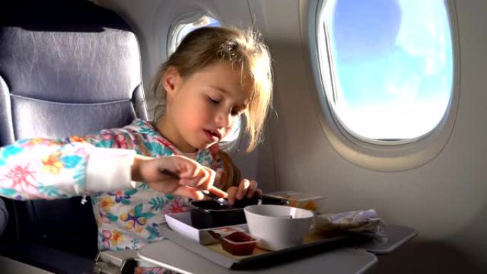 孩子在飞机上吃健康午餐。