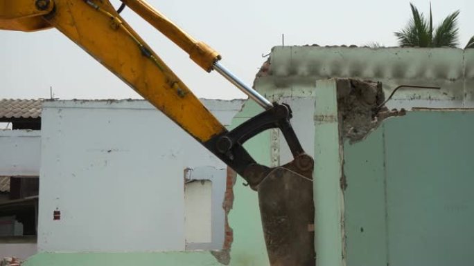 建筑工地的建筑挖掘机用泥土装载卡车