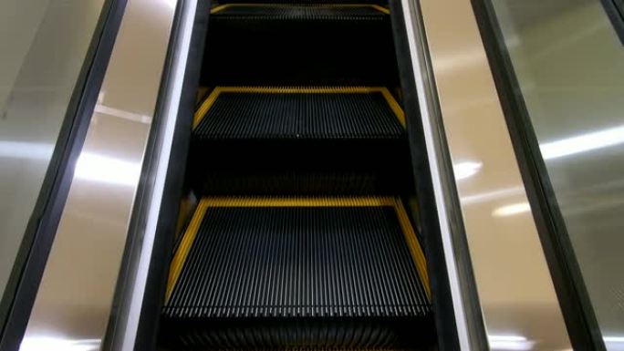 购物中心的自动扶梯POV