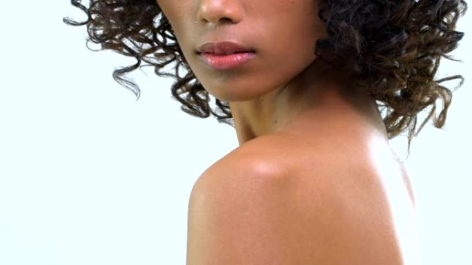 触摸白色背景的亚洲美丽棕褐色女人肩膀上的特写侧视图。拥有美丽、医疗保健、情感概念的人。