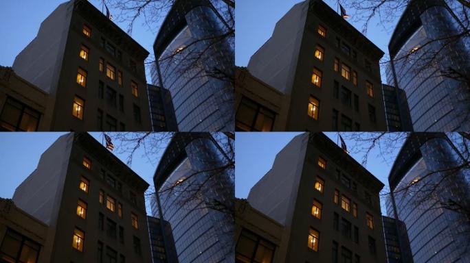 在市中心的夜晚建立世纪中叶公寓楼的镜头
