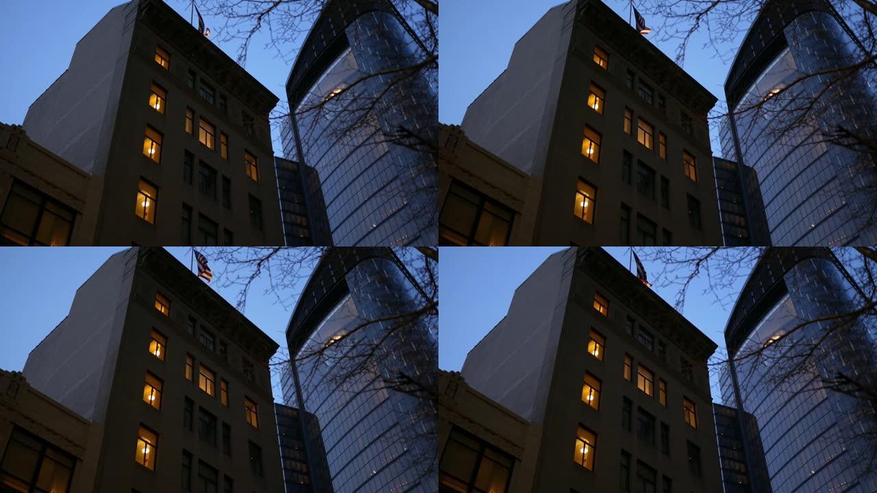 在市中心的夜晚建立世纪中叶公寓楼的镜头