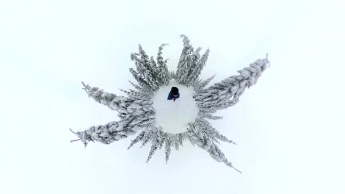 男人走过美丽的冬季森林，VR360，360VR，360视频，360度，VR，小星球效果