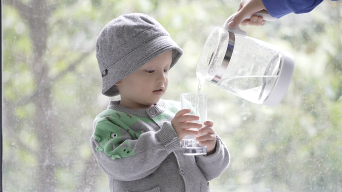 小孩喝水喝水童年解渴健康饮用水直饮水绿色