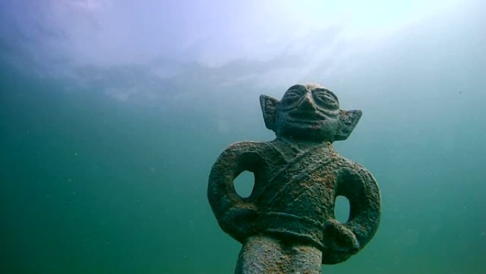 古老的石雕，湖底沙质上的古董偶像。作者未知。俄罗斯西伯利亚贝加尔湖
