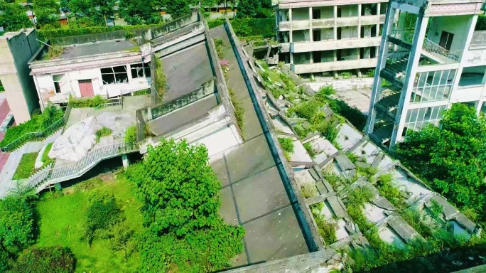 航拍汶川地震后的学校