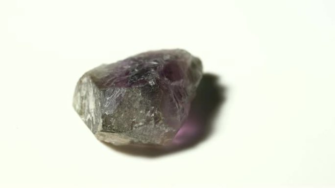 白色背景旋转的乳白色紫水晶石样品