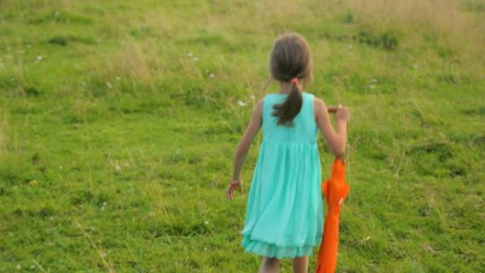 小女孩走在田野上