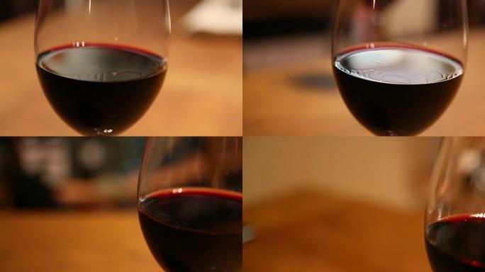 装满红酒的杯子的极端特写。跟踪镜头